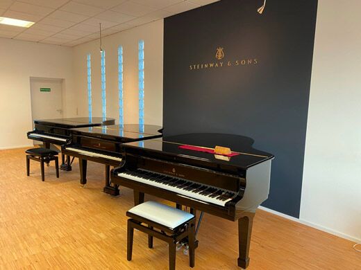 Steinway-Room mit Steinway-&-Sons-Flügeln
