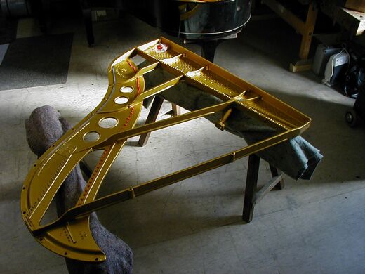 Vergoldete Gussplatte eines Flügels in der Werkstatt von Piano Hoffmann